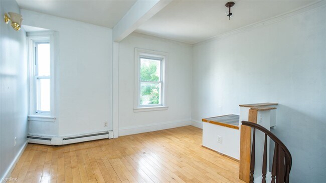 Building Photo - 2 br, 1 bath Triplex - 74 Vernon Street 2A