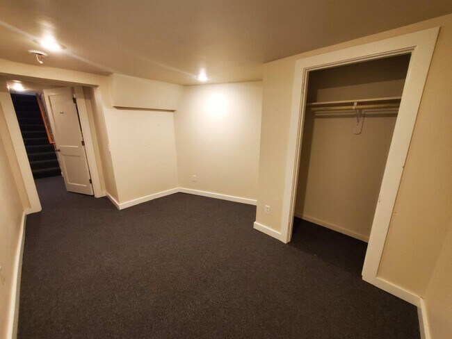 Building Photo - 7 Bed/2 Bath Unit in a Nice Duplex near UW Campus