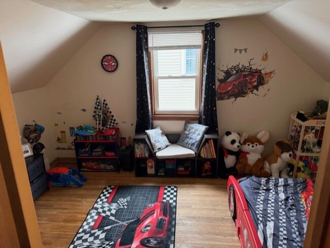 Building Photo - 4 Bedroom house