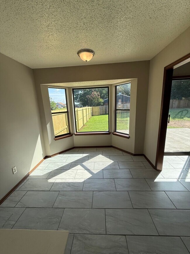 Building Photo - 3 Bed 2 Bath Duplex with 2 Car Garage.  Gas Heat & Hot Water.  Yard Care Included.