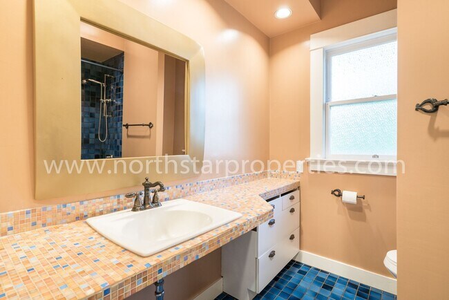Building Photo - Amazing upscale John's Landing home.