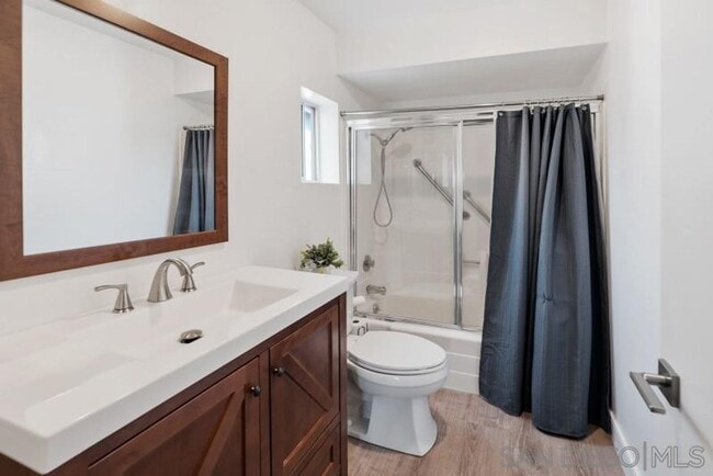Building Photo - Gorgeous Upper Unit Condo in Fairway Knoll...