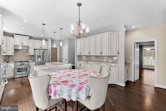 Building Photo - 8138 Rondelay Ln