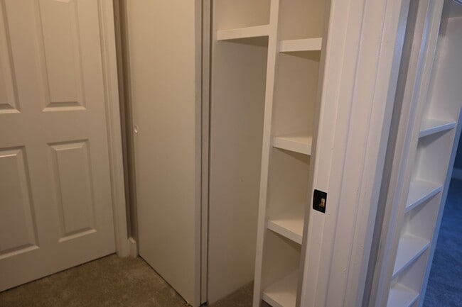 Building Photo - Very Cute 1 Bd/1Ba back half of duplex.