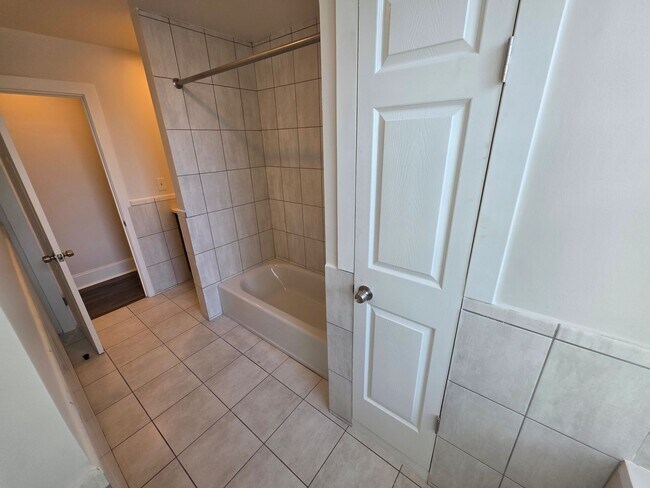 Building Photo - Newly Renovated 2 Bedroom Apartment - Poug...
