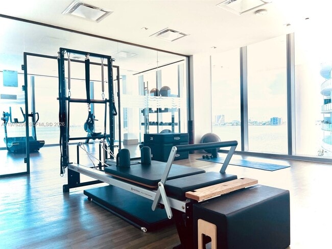 Building Photo - 700 NE 26th Terrace