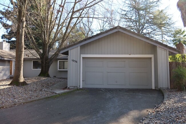 Building Photo - 3 Bedrooms, 2 Baths Half-plex in Greenhaven
