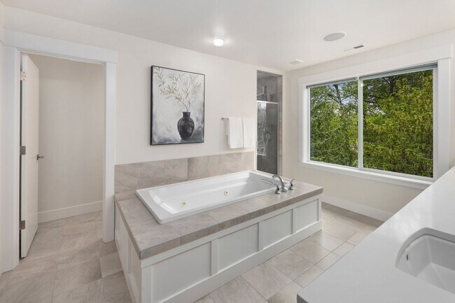 Building Photo - **North-Facing Luxury Home with Sunroom, A/C & Smart Home Features in Sammamish** Available NOW f...