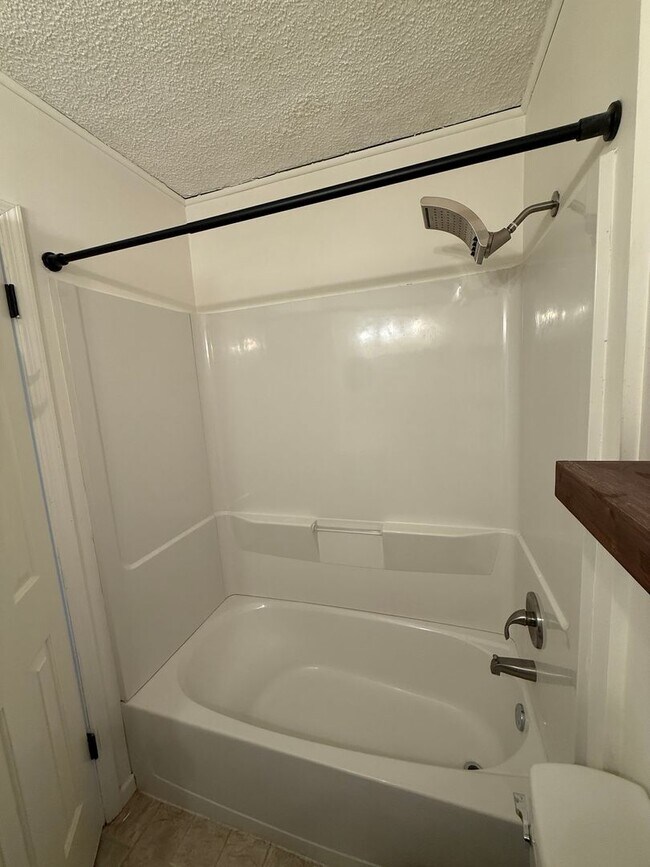 Building Photo - Welcome to this charming 3-bedroom, 2-bathroom home located in the heart of East Grand Forks, MN.