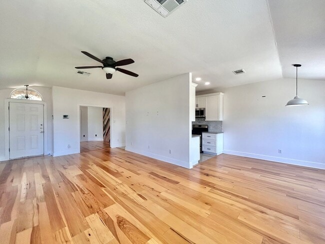 Building Photo - Charming Rustic Retreat – 3 Bed, 2 Bath Si...