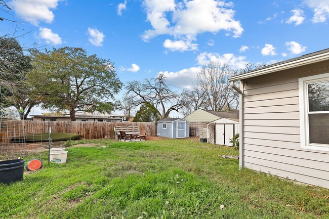 Building Photo - **Charming Home in Terrell Heights – Moder...