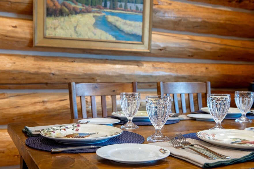 Building Photo - 1330 Larsen Ln