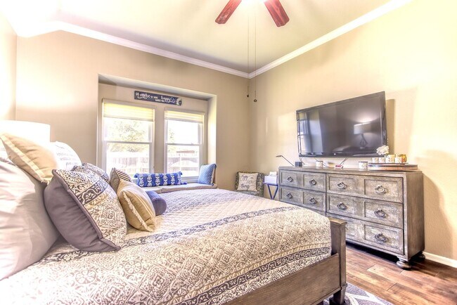 Building Photo - Beautifully Maintained 4 bed/3bath 2 Story Brick home