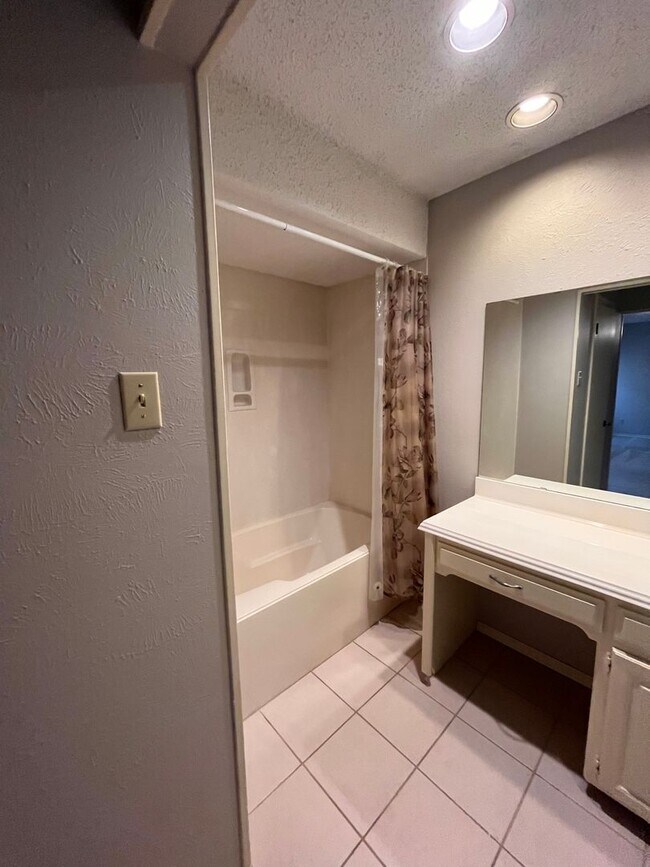 Building Photo - 4 Bedroom 2 Bath 2 Car Garage in Arlington - Excellent Location