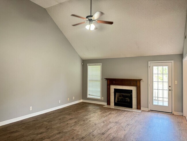 Building Photo - Almost 2000 sq.ft! Super Nice & Clean! 3 B...