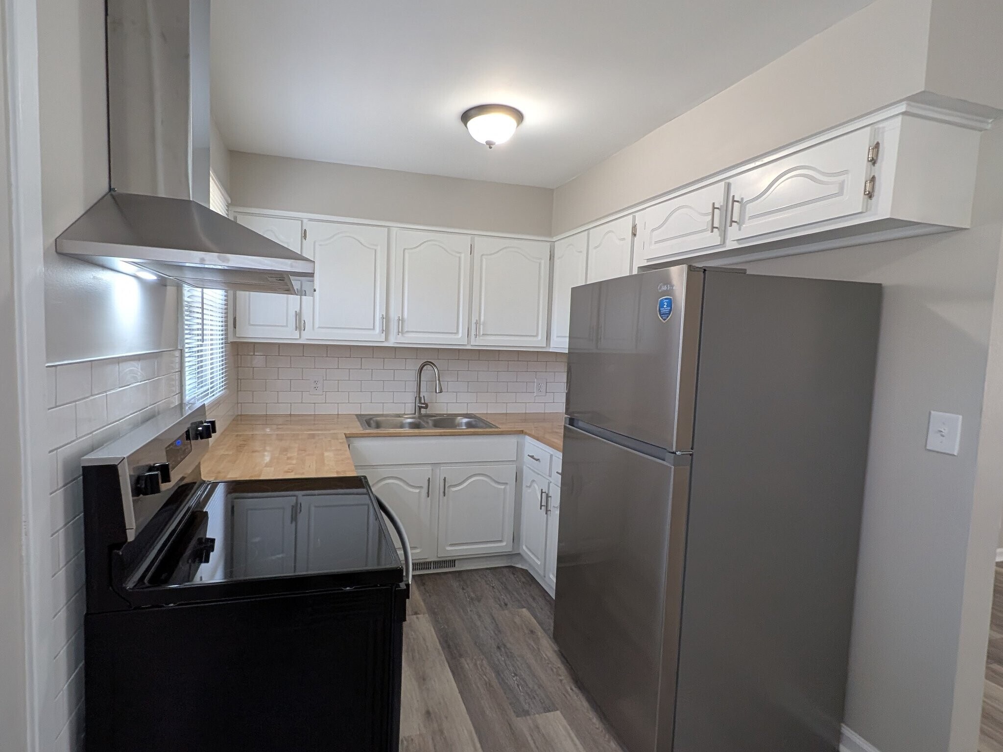 Building Photo - 702 W 39 St N