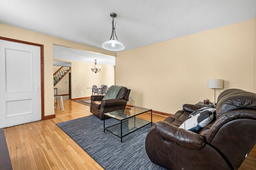 Building Photo - 50 Temple St