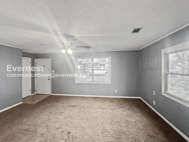 Building Photo - 3 Bed, 2 Bath Home with Fenced Yard / Pet-Friendly / Vouchers Accepted / Available Now!