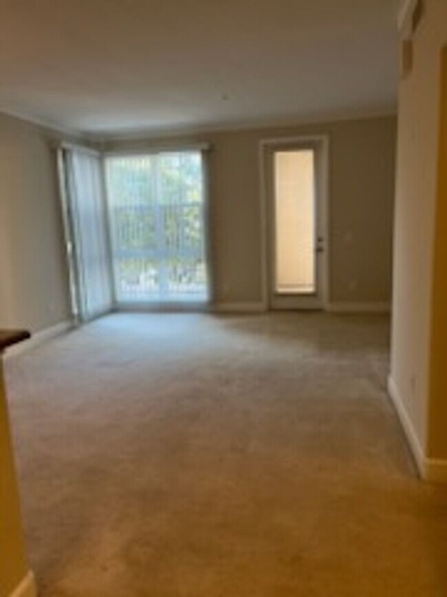 Building Photo - Epic REA - Great 1 BR/1 BA Condo w/Parking...