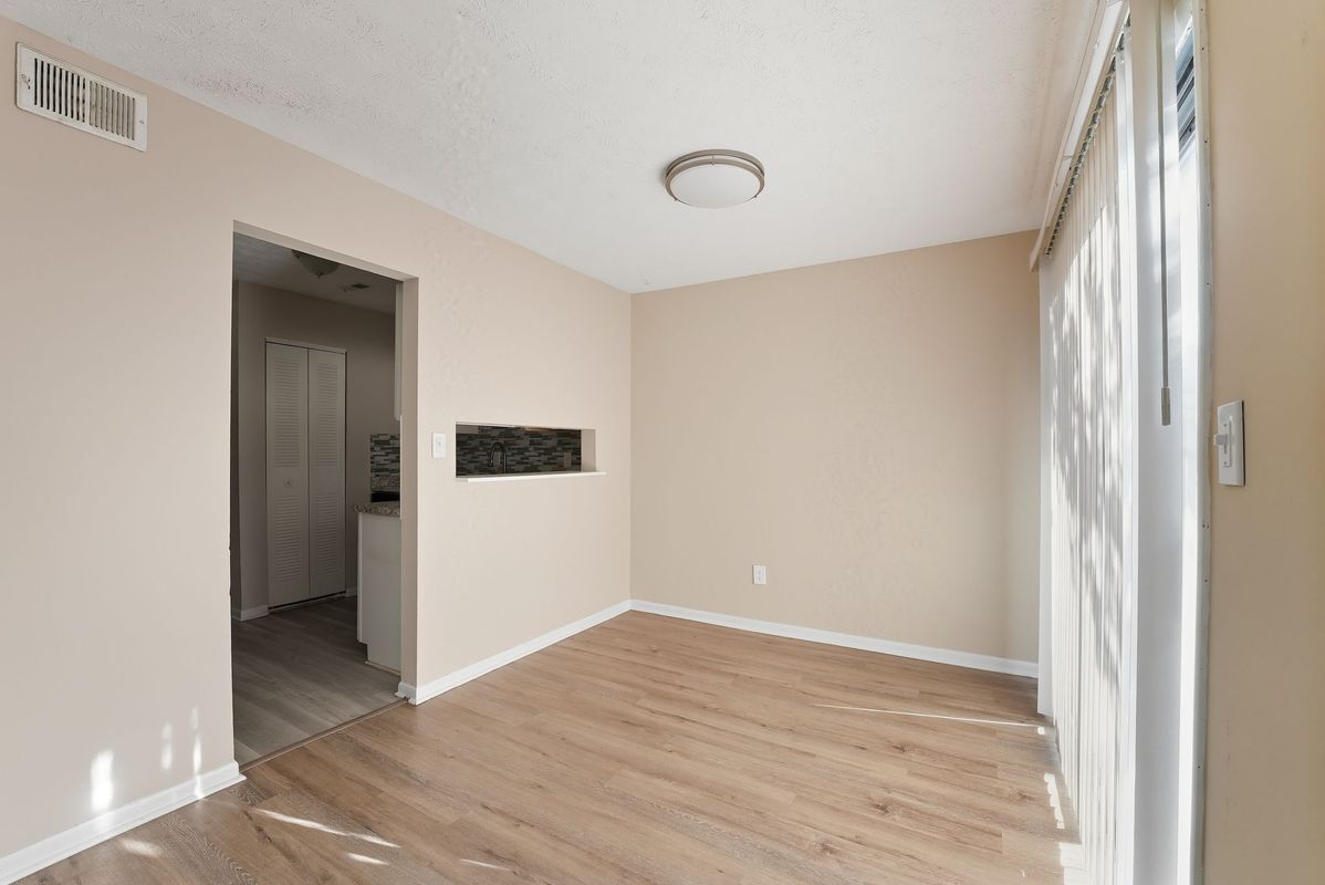 Building Photo - 293 Country Club Dr