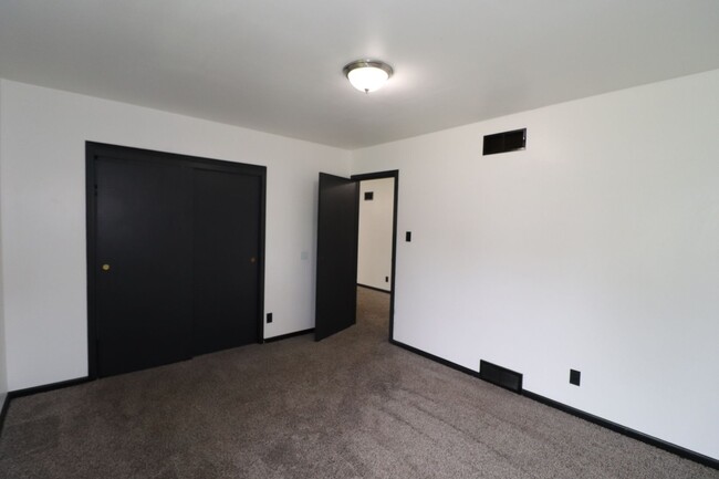 Building Photo - Spacious home for rent!