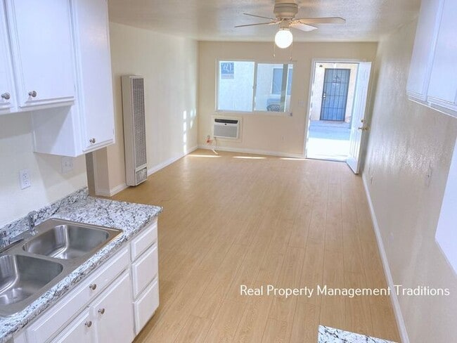 Building Photo - Updated Apt in Rosamond - Military Discount!