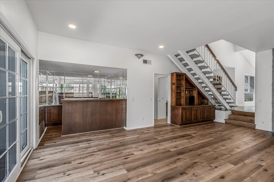 Building Photo - 327 Bethany St