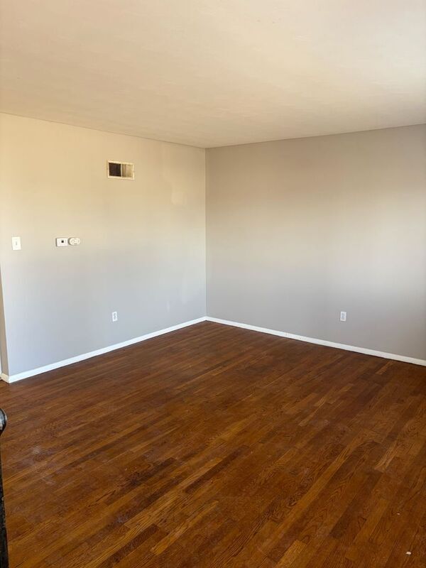 Building Photo - 1511 Sylvan Ln