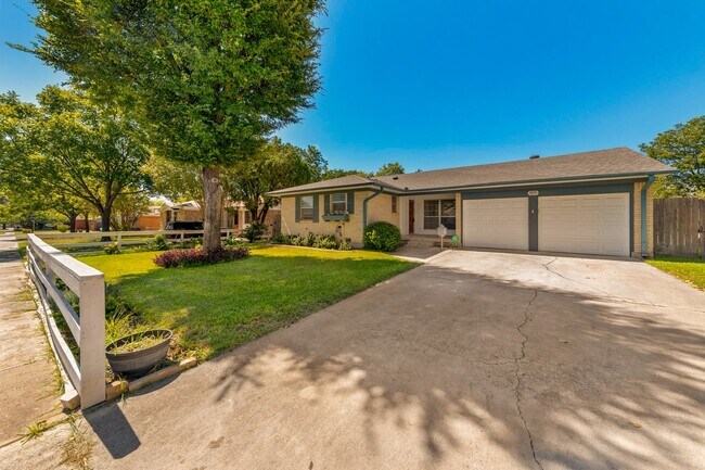 Building Photo - Available NOW!!!! Renovated Kitchen and Ba...