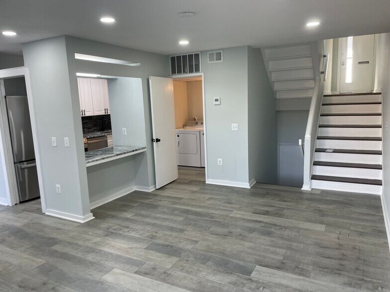 Building Photo - 2214 Deerfern Crescent