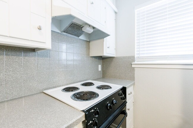 Building Photo - 3 Bedroom with 2 living rooms