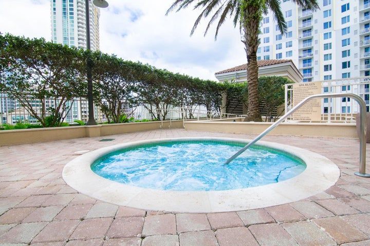 Building Photo - 511 SE 5 Ave