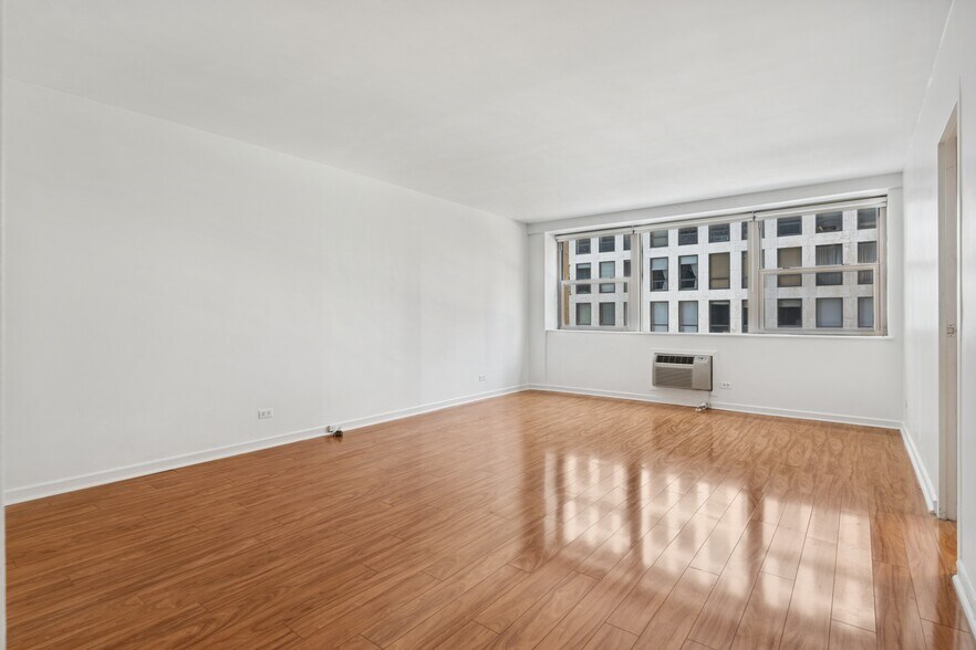 Building Photo - 253 E Delaware Pl