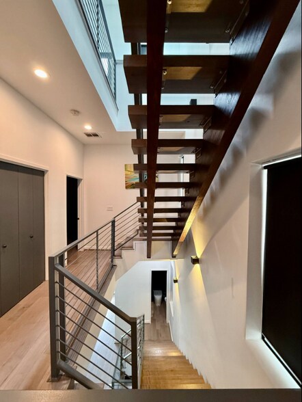 Building Photo - 513 Memorial Heights Dr