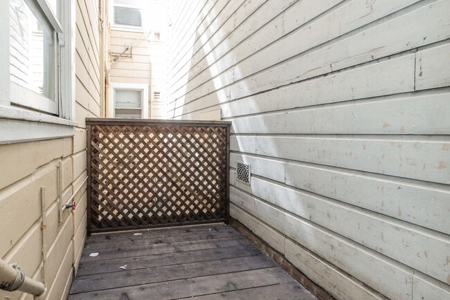 Building Photo - UPDATED PRICING! Parking! 2BR. Private Patio!  DISHWASHER! On-Site LAUNDRY! HARDWOOD!