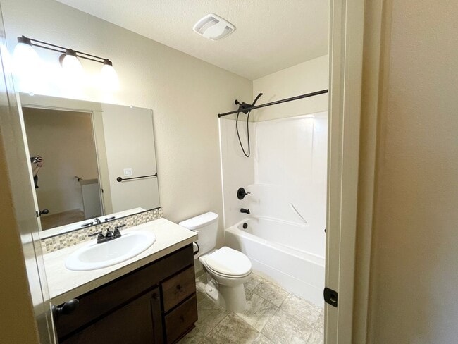 Building Photo - 4 Bedroom Home near Orenco Station!!