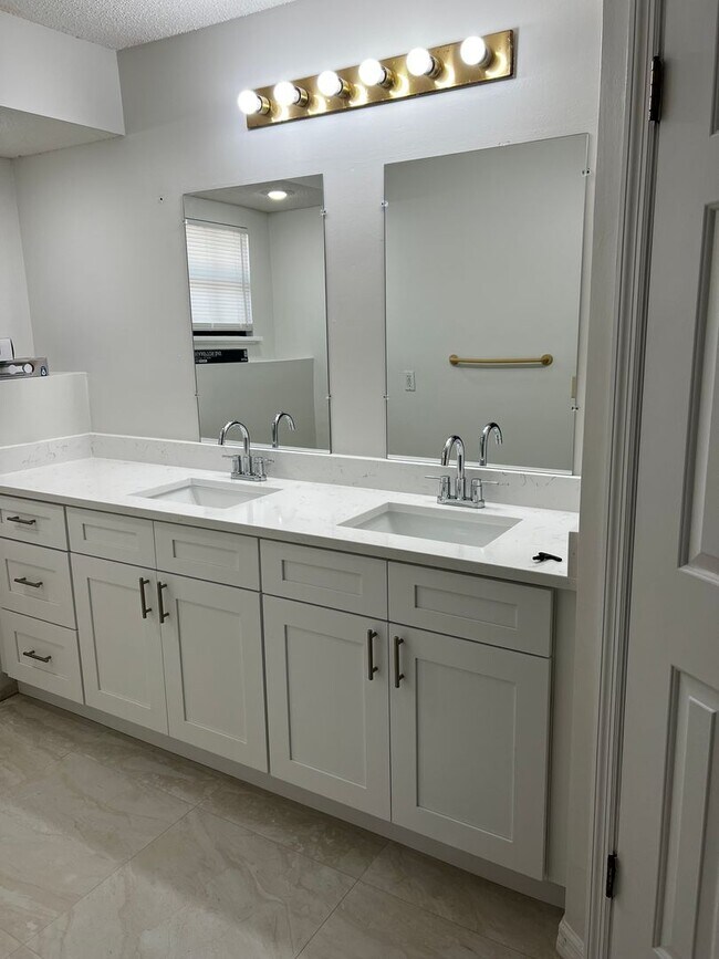 Building Photo - SANDPOINTE TOWNHOMES