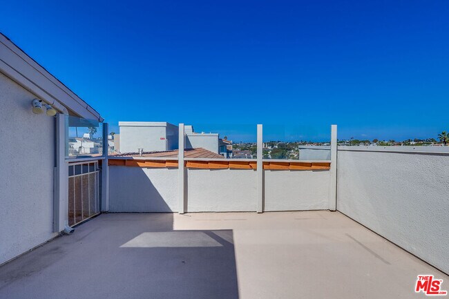 Building Photo - 230 S Catalina Ave