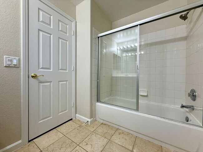 Building Photo - 3 Bedrooms | 2.5 Bathrooms-