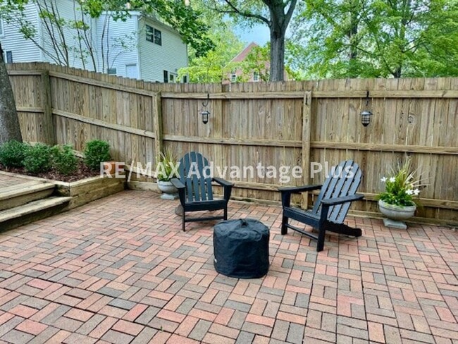 Building Photo - Spacious home located in The Avenues