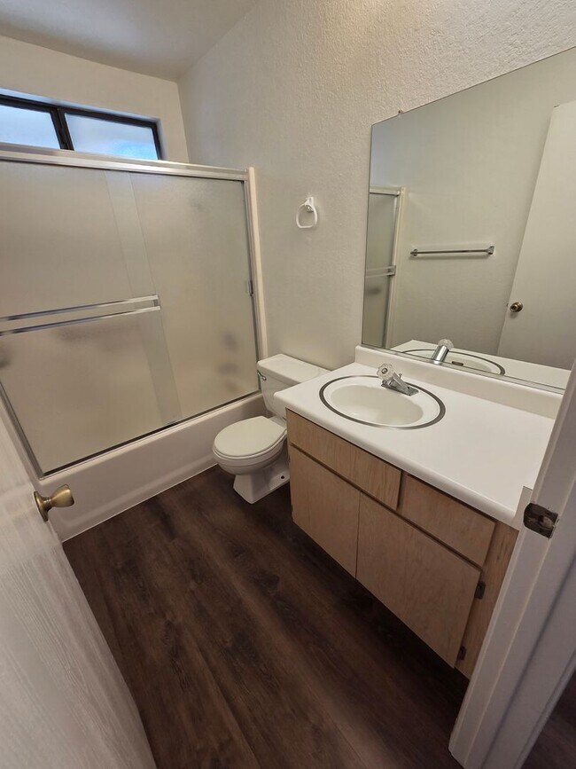 Building Photo - Turlock condo - 2 bedroom 2 bathroom Single Story