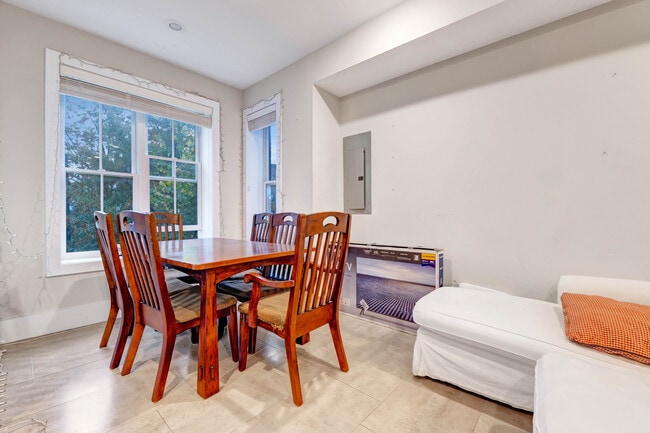 Building Photo - 1346 Kenyon St NW