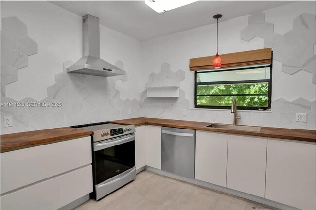 Building Photo - 118 E 3rd Ct