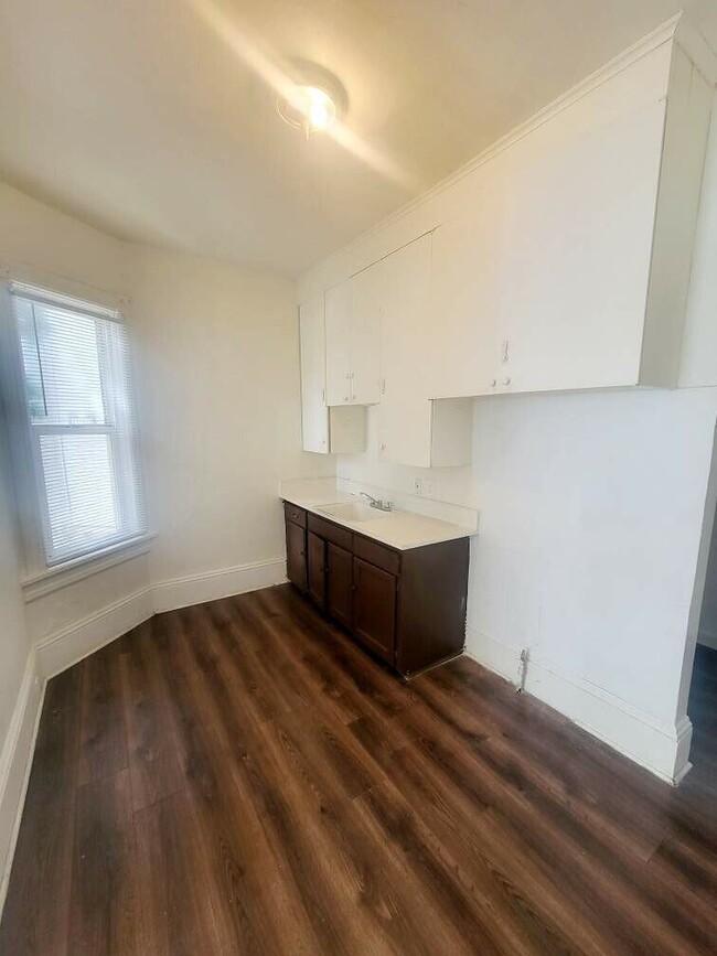 Building Photo - "Charming 1-Bedroom Retreat at 1710-1712 W...