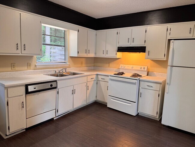 Building Photo - 2037