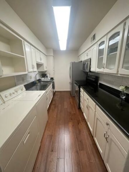 Kitchen - 361 N Post Oak Ln