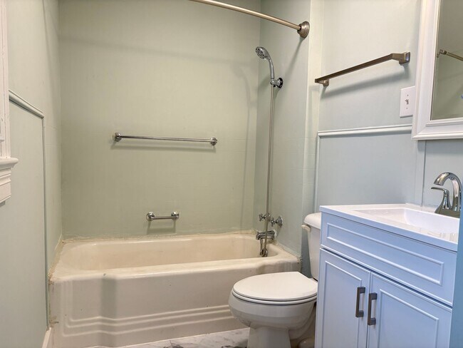 Building Photo - 3 Bedroom, 2 Bathroom in Eden!