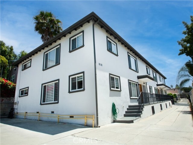 Building Photo - 2027 Vista Del Mar Ave