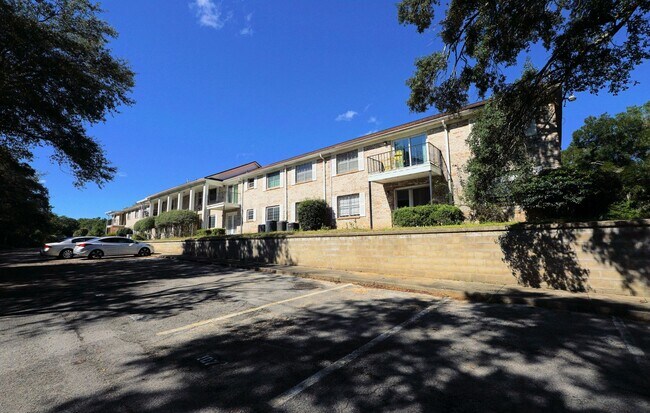 Building Photo - 116 Country Club Dr