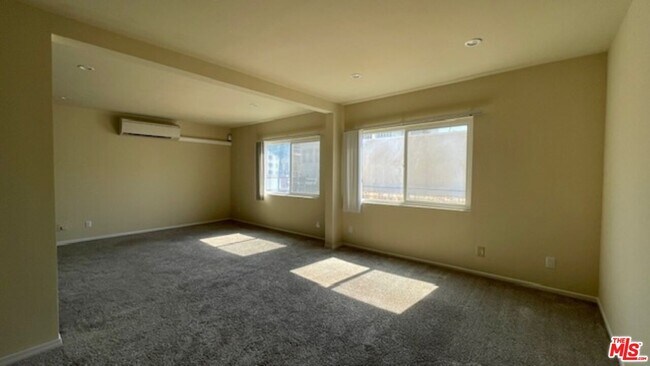 Building Photo - 545 S Manhattan Pl
